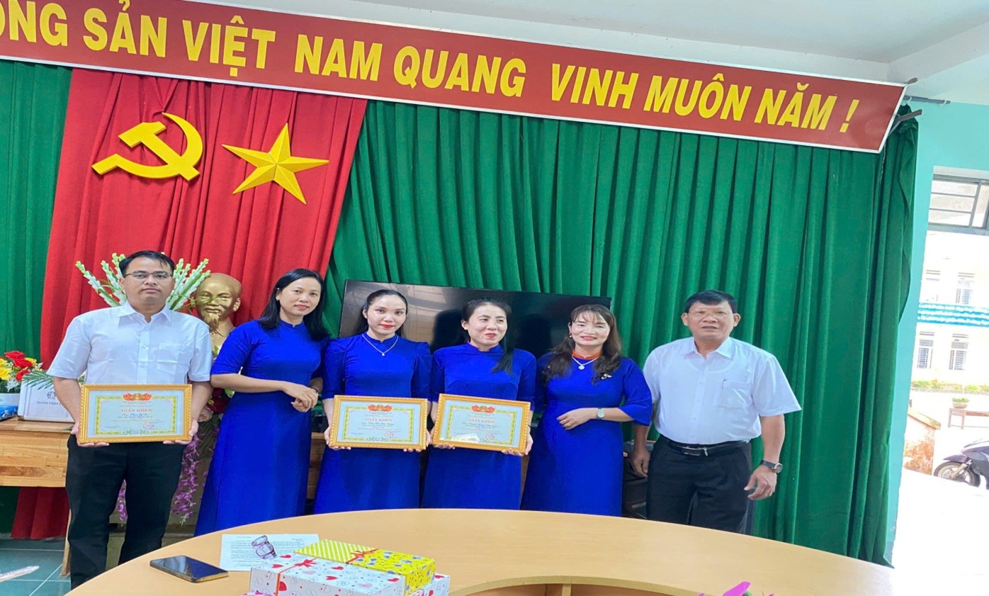 Hình ảnh trao giải tại lễ tổng kết Hội thi GVDG